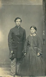 Ganzkörperporträt eines nicht identifizierten Unionssoldaten in Uniform und einer Frau im Kleid